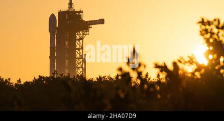 Capo Canaveral, Stati Uniti d'America. 08 dicembre 2021. Un razzo SpaceX Falcon 9 che trasporta la sonda spaziale NASA Imaging X-ray Polarimetria Explorer durante i preparativi per il conto alla rovescia sul Launch Complex 39A al Kennedy Space Center 8 dicembre 2021 a Cape Canaveral, Florida. La navicella spaziale IXPE dovrebbe partire il 9th dicembre portando il primo satellite dedicato alla misurazione della polarizzazione dei raggi X. Credit: Joel Kowsky/NASA/Alamy Live News Foto Stock