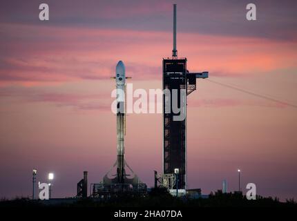 Capo Canaveral, Stati Uniti d'America. 08 dicembre 2021. Un razzo SpaceX Falcon 9 che trasporta la sonda spaziale NASA Imaging X-ray Polarimetria Explorer durante i preparativi per il conto alla rovescia al tramonto sul Launch Complex 39A al Kennedy Space Center 8 dicembre 2021 a Cape Canaveral, Florida. La navicella spaziale IXPE dovrebbe partire il 9th dicembre portando il primo satellite dedicato alla misurazione della polarizzazione dei raggi X. Credit: Joel Kowsky/NASA/Alamy Live News Foto Stock