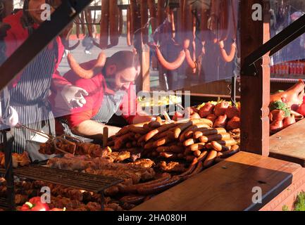 Ristorante grill all'aperto con ampia selezione di carni gourmet alla griglia e salsicce, carne marinata per grigliare in un banco espositore, grill shop Foto Stock