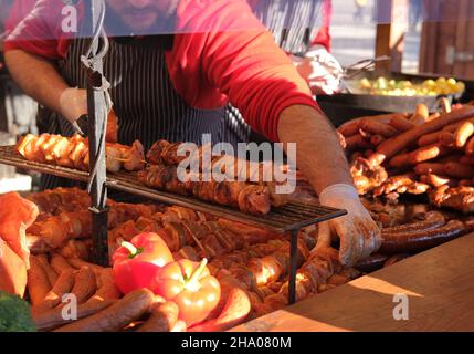 Ristorante grill all'aperto con ampia selezione di carni gourmet alla griglia e salsicce, carne marinata per grigliare in un banco espositore, grill shop Foto Stock