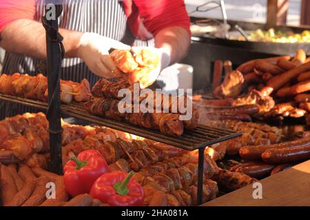 Ristorante grill all'aperto con ampia selezione di carni gourmet alla griglia e salsicce, carne marinata per grigliare in un banco espositore, grill shop Foto Stock