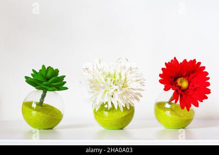 fiori in vasi di vetro decorati come decorazione per un tavolo. Decorazione romantica Foto Stock