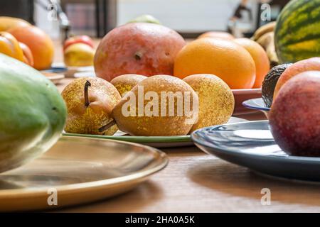 Piatti assortiti con frutta e verdura di stagione Foto Stock