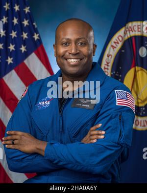 Houston, Stati Uniti. 03 dicembre 2021. Andre Douglas, candidato astronauta della NASA, propone per il suo ritratto ufficiale al Johnson Space Center, 3 dicembre 2021 a Houston, Texas. Douglas è uno dei dieci nuovi candidati astronauti scelti dalla NASA. Credit: Robert Markowitz/NASA/Alamy Live News Foto Stock