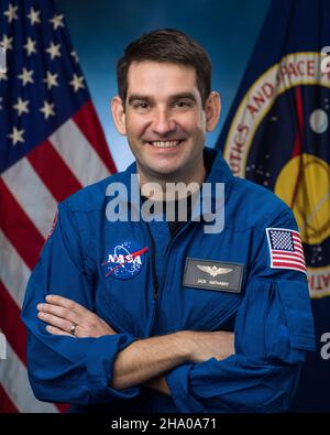 Houston, Stati Uniti. 03 dicembre 2021. Il candidato astronauta della NASA Jack Hathaway, si presenta per il suo ritratto ufficiale al Johnson Space Center, 3 dicembre 2021 a Houston, Texas. Hathaway è uno dei dieci nuovi candidati astronauti scelti dalla NASA. Credit: Robert Markowitz/NASA/Alamy Live News Foto Stock