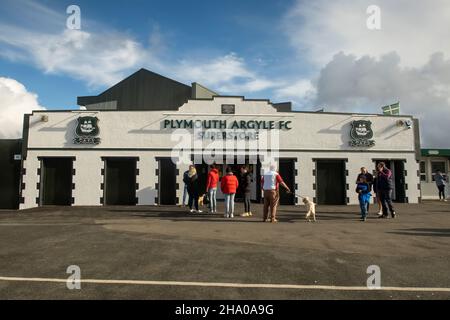 Fans Outside Home Park, casa di Plymouth Argyle prima della partita di campionato contro Ipswich il 30th ottobre 2021 Foto Stock