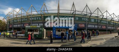 Fans Outside Home Park, casa di Plymouth Argyle prima della partita di campionato contro Ipswich il 30th ottobre 2021 Foto Stock