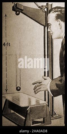 Circa 1940s, prova della resistenza di un lotto di vetro di finestrino di un'automobile in un produttore inglese di automobile. Foto Stock