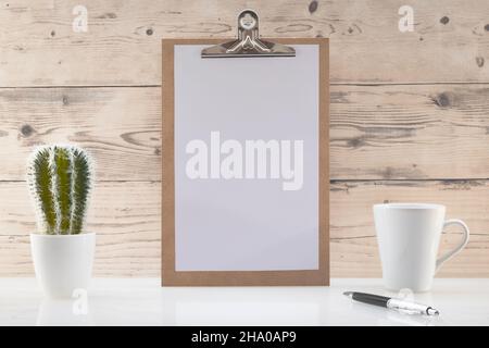 Appunti in legno con spazio vuoto per loghi, iscrizione pubblicitaria. Foto Stock