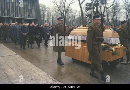 Warszawa 3.12.1986. Cmentarz Wojskowy na Pow¹zkach. Pogrzeb Zofii Gomu³kowej, ¿ony by³ego i sekretarza Komitetu Centralnego Polskiej Zjednoczonej Partii Robotniczej Wies³awa Gomu³ki. ka PAP/Maciej Musia³ Varsavia 3 dicembre 1986. Il cimitero militare di Powazki. Il funerale di Zofia Gomulkowa, moglie dell'ex primo segretario del Comitato Centrale del Partito dei lavoratori Uniti di Polonia Wieslawa Gomuka. ka PAP/Maciej Musial Foto Stock