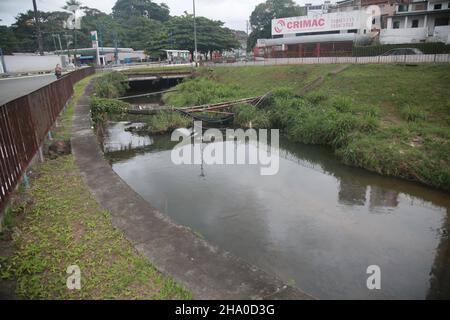 salvador, bahia, brasile - dezembro 9, 2021: Vista del canale fognario nella regione di Lucaia nella città di Salvador. Foto Stock