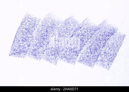 Pastello di cera viola e disegno isolato su sfondo bianco. Vari colpi di matita. Elemento disegnato a mano Foto Stock