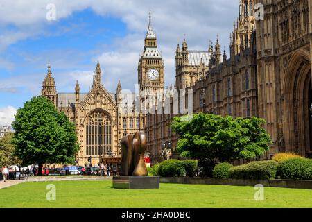 LONDRA, GRAN BRETAGNA - 12 MAGGIO 2014: Questo è l'edificio del Palazzo di Westminster sul lato di Abindon Street Gadens. Foto Stock