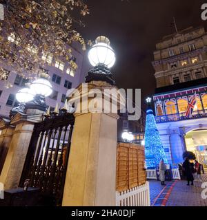 Londra, Grande Londra, Inghilterra, dicembre 04 2021: Luci e albero di Natale fuori dalla stazione di Charing Cross di notte. Foto Stock