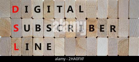 Simbolo della linea DSL Digital Subscriber. Concetto parole DSL Digital Subscriber linea su blocchi. Bellissimo sfondo in legno, spazio copia. Business e DSL dig Foto Stock