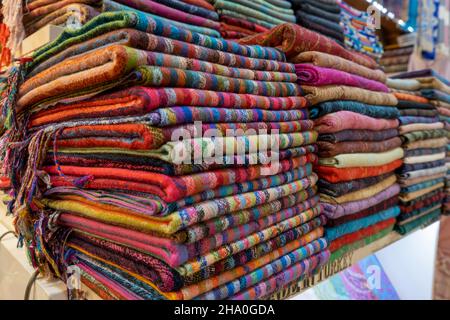 Tappeti colorati e tradizionali turchi nello storico Grand Bazaar di Istanbul Foto Stock