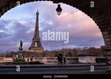 Vista della Torre Eiffel dal ponte Bir Hakeim a Parigi con cielo nuvoloso Foto Stock