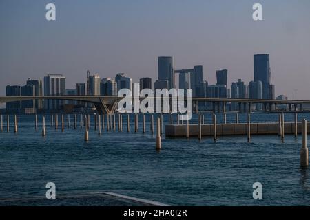 Dubai, Emirati Arabi Uniti. 08th Nov 2021. Una vista dello skyline di Abu Dhabi. Credit: SOPA Images Limited/Alamy Live News Foto Stock