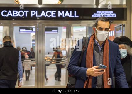 Londra UK 09 dicembre 2021: Giovedì i lavoratori urbani escono in vigore all'ora di pranzo nel distretto finanziario del molo delle canarie e la sera i pendolari si dirigono a casa, un giorno dopo che il governo ha annunciato nuove regole del Covid-19 quando l'Inghilterra si è trasferita al piano B, Compreso il lavoro da casa, se possibile, a partire da lunedì 13th e l'uso di maschere in luoghi più pubblici a partire da domani venerdì 10th dicembre, Al fine di rallentare la trasmissione di rapida diffusione della variante omicron Coronavirus. Tutti i proprietari di ospitalità business sono preoccupati che il footfall subirà improvvisa caduta.Credit Xiu Bao/Alamy Live News Foto Stock