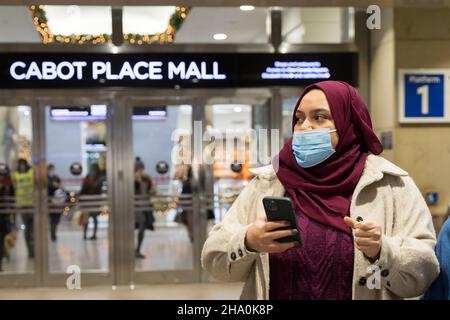 Londra UK 09 dicembre 2021: Giovedì i lavoratori urbani escono in vigore all'ora di pranzo nel distretto finanziario del molo delle canarie e la sera i pendolari si dirigono a casa, un giorno dopo che il governo ha annunciato nuove regole del Covid-19 quando l'Inghilterra si è trasferita al piano B, Compreso il lavoro da casa, se possibile, a partire da lunedì 13th e l'uso di maschere in luoghi più pubblici a partire da domani venerdì 10th dicembre, Al fine di rallentare la trasmissione di rapida diffusione della variante omicron Coronavirus. Tutti i proprietari di ospitalità business sono preoccupati che il footfall subirà improvvisa caduta.Credit Xiu Bao/Alamy Live News Foto Stock