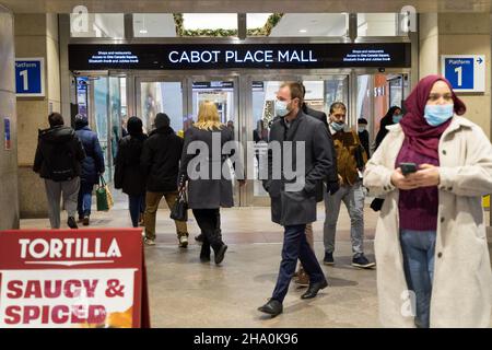 Londra UK 09 dicembre 2021: Giovedì i lavoratori urbani escono in vigore all'ora di pranzo nel distretto finanziario del molo delle canarie e la sera i pendolari si dirigono a casa, un giorno dopo che il governo ha annunciato nuove regole del Covid-19 quando l'Inghilterra si è trasferita al piano B, Compreso il lavoro da casa, se possibile, a partire da lunedì 13th e l'uso di maschere in luoghi più pubblici a partire da domani venerdì 10th dicembre, Al fine di rallentare la trasmissione di rapida diffusione della variante omicron Coronavirus. Tutti i proprietari di ospitalità business sono preoccupati che il footfall subirà improvvisa caduta.Credit Xiu Bao/Alamy Live News Foto Stock