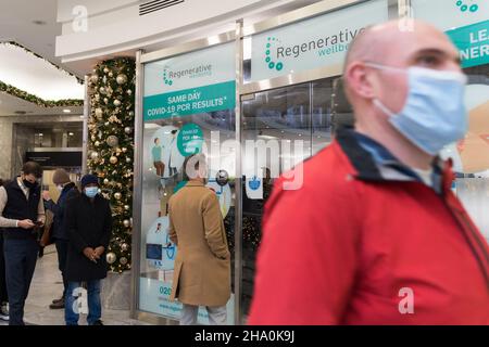 Londra UK 09 dicembre 2021: Giovedì i lavoratori urbani escono in vigore all'ora di pranzo nel distretto finanziario del molo delle canarie e la sera i pendolari si dirigono a casa, un giorno dopo che il governo ha annunciato nuove regole del Covid-19 quando l'Inghilterra si è trasferita al piano B, Compreso il lavoro da casa, se possibile, a partire da lunedì 13th e l'uso di maschere in luoghi più pubblici a partire da domani venerdì 10th dicembre, Al fine di rallentare la trasmissione di rapida diffusione della variante omicron Coronavirus. Tutti i proprietari di ospitalità business sono preoccupati che il footfall subirà improvvisa caduta.Credit Xiu Bao/Alamy Live News Foto Stock