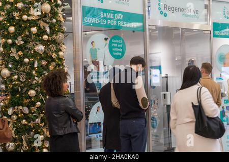 Londra UK 09 dicembre 2021: Giovedì i lavoratori urbani escono in vigore all'ora di pranzo nel distretto finanziario del molo delle canarie e la sera i pendolari si dirigono a casa, un giorno dopo che il governo ha annunciato nuove regole del Covid-19 quando l'Inghilterra si è trasferita al piano B, Compreso il lavoro da casa, se possibile, a partire da lunedì 13th e l'uso di maschere in luoghi più pubblici a partire da domani venerdì 10th dicembre, Al fine di rallentare la trasmissione di rapida diffusione della variante omicron Coronavirus. Tutti i proprietari di ospitalità business sono preoccupati che il footfall subirà improvvisa caduta.Credit Xiu Bao/Alamy Live News Foto Stock