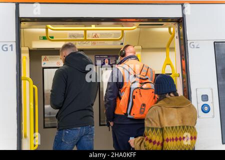 Londra UK 09 dicembre 2021: Giovedì i lavoratori urbani escono in vigore all'ora di pranzo nel distretto finanziario del molo delle canarie e la sera i pendolari si dirigono a casa, un giorno dopo che il governo ha annunciato nuove regole del Covid-19 quando l'Inghilterra si è trasferita al piano B, Compreso il lavoro da casa, se possibile, a partire da lunedì 13th e l'uso di maschere in luoghi più pubblici a partire da domani venerdì 10th dicembre, Al fine di rallentare la trasmissione di rapida diffusione della variante omicron Coronavirus. Tutti i proprietari di ospitalità business sono preoccupati che il footfall subirà improvvisa caduta.Credit Xiu Bao/Alamy Live News Foto Stock