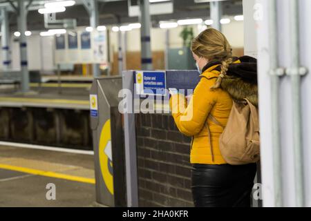 Londra UK 09 dicembre 2021: Giovedì i lavoratori urbani escono in vigore all'ora di pranzo nel distretto finanziario del molo delle canarie e la sera i pendolari si dirigono a casa, un giorno dopo che il governo ha annunciato nuove regole del Covid-19 quando l'Inghilterra si è trasferita al piano B, Compreso il lavoro da casa, se possibile, a partire da lunedì 13th e l'uso di maschere in luoghi più pubblici a partire da domani venerdì 10th dicembre, Al fine di rallentare la trasmissione di rapida diffusione della variante omicron Coronavirus. Tutti i proprietari di ospitalità business sono preoccupati che il footfall subirà improvvisa caduta.Credit Xiu Bao/Alamy Live News Foto Stock