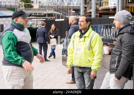 Londra UK 09 dicembre 2021: Giovedì i lavoratori urbani escono in vigore all'ora di pranzo nel distretto finanziario del molo delle canarie e la sera i pendolari si dirigono a casa, un giorno dopo che il governo ha annunciato nuove regole del Covid-19 quando l'Inghilterra si è trasferita al piano B, Compreso il lavoro da casa, se possibile, a partire da lunedì 13th e l'uso di maschere in luoghi più pubblici a partire da domani venerdì 10th dicembre, Al fine di rallentare la trasmissione di rapida diffusione della variante omicron Coronavirus. Tutti i proprietari di ospitalità business sono preoccupati che il footfall subirà improvvisa caduta.Credit Xiu Bao/Alamy Live News Foto Stock