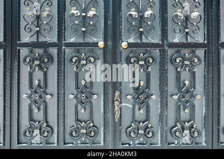 Porte in ferro battuto nero con ornamenti dorati Foto Stock