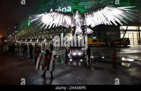 Budapest, Ungheria. 09th Dic 2021. Calcio: Europa League, Ferencváros - Bayer Leverkusen, Group Stage, Group G, Matchday 6 alla Groupama Arena. Gli appassionati di Ferencváros arrivano allo stadio prima della partita. Credit: Marton Monus/dpa/Alamy Live News Foto Stock