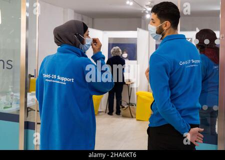 Londra UK 09 dicembre 2021: Giovedì i lavoratori urbani escono in vigore all'ora di pranzo nel distretto finanziario del molo delle canarie e la sera i pendolari si dirigono a casa, un giorno dopo che il governo ha annunciato nuove regole del Covid-19 quando l'Inghilterra si è trasferita al piano B, Compreso il lavoro da casa, se possibile, a partire da lunedì 13th e l'uso di maschere in luoghi più pubblici a partire da domani venerdì 10th dicembre, Al fine di rallentare la trasmissione di rapida diffusione della variante omicron Coronavirus. Tutti i proprietari di ospitalità business sono preoccupati che il footfall subirà improvvisa caduta.Credit Xiu Bao/Alamy Live News Foto Stock