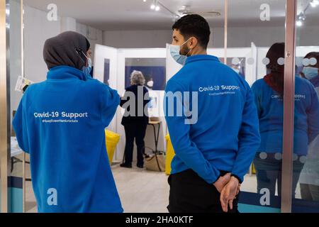 Londra UK 09 dicembre 2021: Giovedì i lavoratori urbani escono in vigore all'ora di pranzo nel distretto finanziario del molo delle canarie e la sera i pendolari si dirigono a casa, un giorno dopo che il governo ha annunciato nuove regole del Covid-19 quando l'Inghilterra si è trasferita al piano B, Compreso il lavoro da casa, se possibile, a partire da lunedì 13th e l'uso di maschere in luoghi più pubblici a partire da domani venerdì 10th dicembre, Al fine di rallentare la trasmissione di rapida diffusione della variante omicron Coronavirus. Tutti i proprietari di ospitalità business sono preoccupati che il footfall subirà improvvisa caduta.Credit Xiu Bao/Alamy Live News Foto Stock