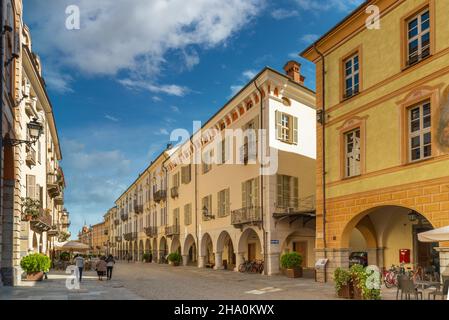 Cuneo, Piemonte, Italia - 6 ottobre 2021: Via Roma con sede a Palazzo vitale della Fondazione Cassa di risparmio di Cuneo e altro storio Foto Stock