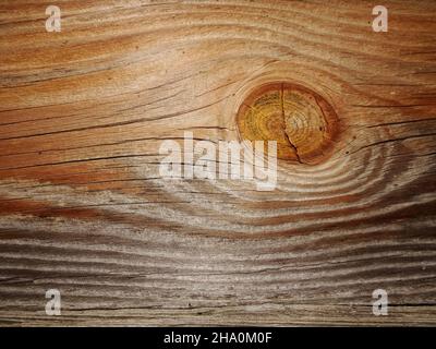 Sfondo in legno con intemperie e un nodo Foto Stock