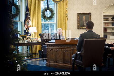 Washington, Stati Uniti. 09th Dic 2021. Il presidente Joe Biden ha convocato il presidente ucraino Volodymyr Zelenskyy per discutere l'accumulazione militare della Russia ai confini dell'Ucraina, nell'ufficio ovale della Casa Bianca di Washington DC giovedì 9 dicembre 2021. Foto piscina di Doug Mills/UPI Credit: UPI/Alamy Live News Foto Stock