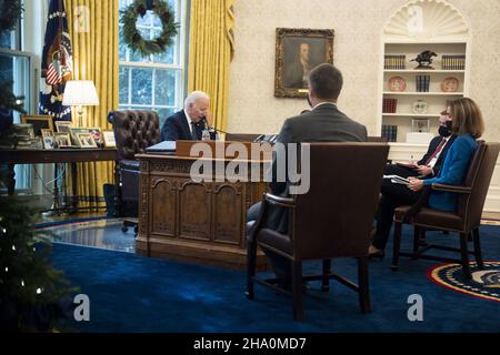 Washington, Stati Uniti. 09th Dic 2021. Il presidente Joe Biden ha convocato il presidente ucraino Volodymyr Zelenskyy per discutere l'accumulazione militare della Russia ai confini dell'Ucraina, nell'ufficio ovale della Casa Bianca di Washington DC giovedì 9 dicembre 2021. Foto piscina di Doug Mills/UPI Credit: UPI/Alamy Live News Foto Stock