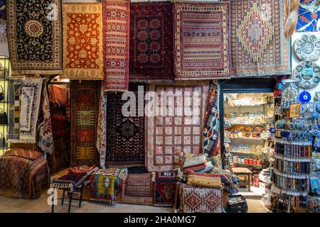 Tappeti tradizionali turchi nel vecchio Bazaar storico Foto Stock