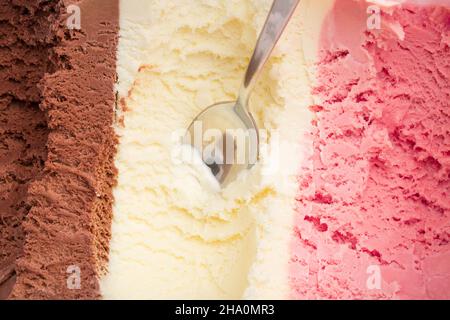 Gelato, vaniglia, cibo, giallo, nutrizione, gelato alla vaniglia, dolce, cucchiai, gelato al cioccolato, scatola, 3, cioccolato, binge, primo piano, dessert, indietro Foto Stock