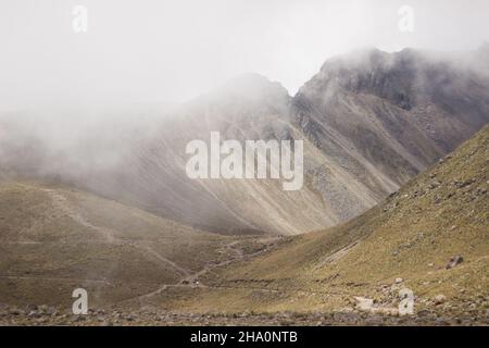 Giorno nuvoloso del vulcano Foto Stock