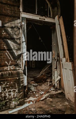 Porta dilapidata di un edificio scolastico abbandonato a New Orleans Foto Stock