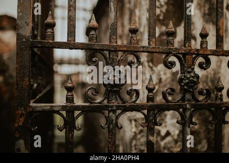 Da vicino, lavoro di ferro invecchiato intorno ad una tomba a New Orleans Foto Stock