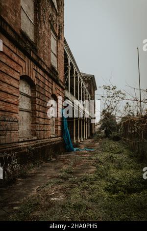 Abbandonate le rovine della scuola in una giornata nuvolosa a New Orleans Foto Stock