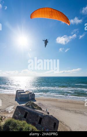 Hjoerring: Bunker della seconda Guerra Mondiale, costruito durante l'occupazione tedesca, sulla spiaggia, mare, parapendio, a Loekken, Jylland, Jutland, Danimarca Foto Stock