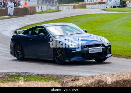 Nissan GT-R guidando in salita al Goodwood Festival of Speed 2016. Eventi motoristici e automobilistici Foto Stock