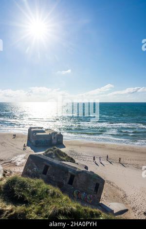 Hjoerring: Bunker della seconda Guerra Mondiale, costruito durante l'occupazione tedesca, sulla spiaggia, sul mare, a Loekken, Jylland, Jutland, Danimarca Foto Stock