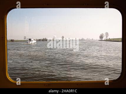 vista sul mare e su una barca attraverso una finestra gialla Foto Stock