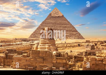 La Grande Sfinge e la Piramide di Khafre, Egitto, Giza Foto Stock