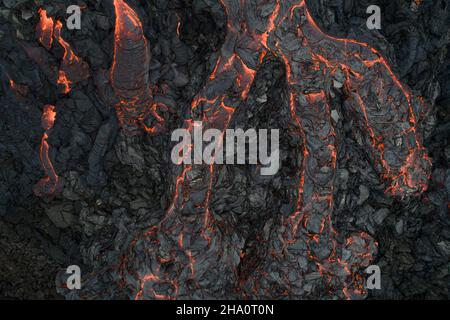 Vista con droni della caldera del vulcano e della lava fluente Foto Stock